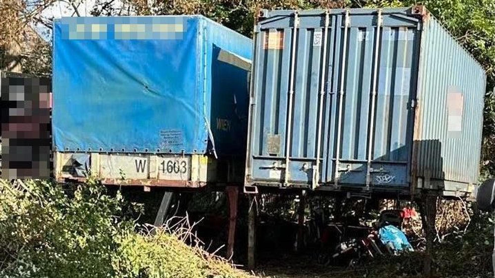 Die Schrott-Anhänger in Köln-Mülheim – der Abtransport soll jetzt mit einem Kran erfolgen.
