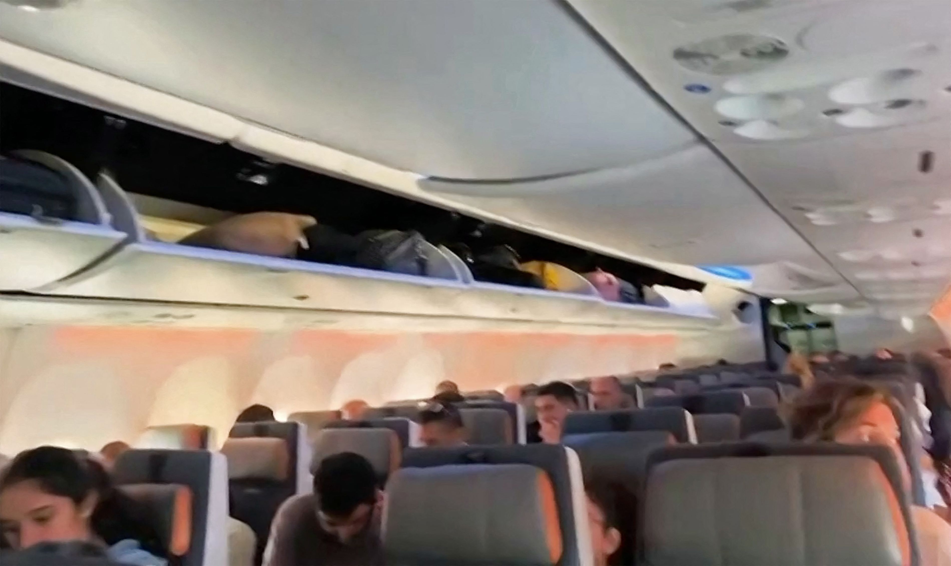 Dieser Screenshot vom 30. September 2026 zeigt Passagiere an Bord des umgeleiteten Flydubai-Flugs FZ 1073 vor dem Start in Richtung Tel Aviv vom Flughafen Tabuk in Saudi-Arabien.