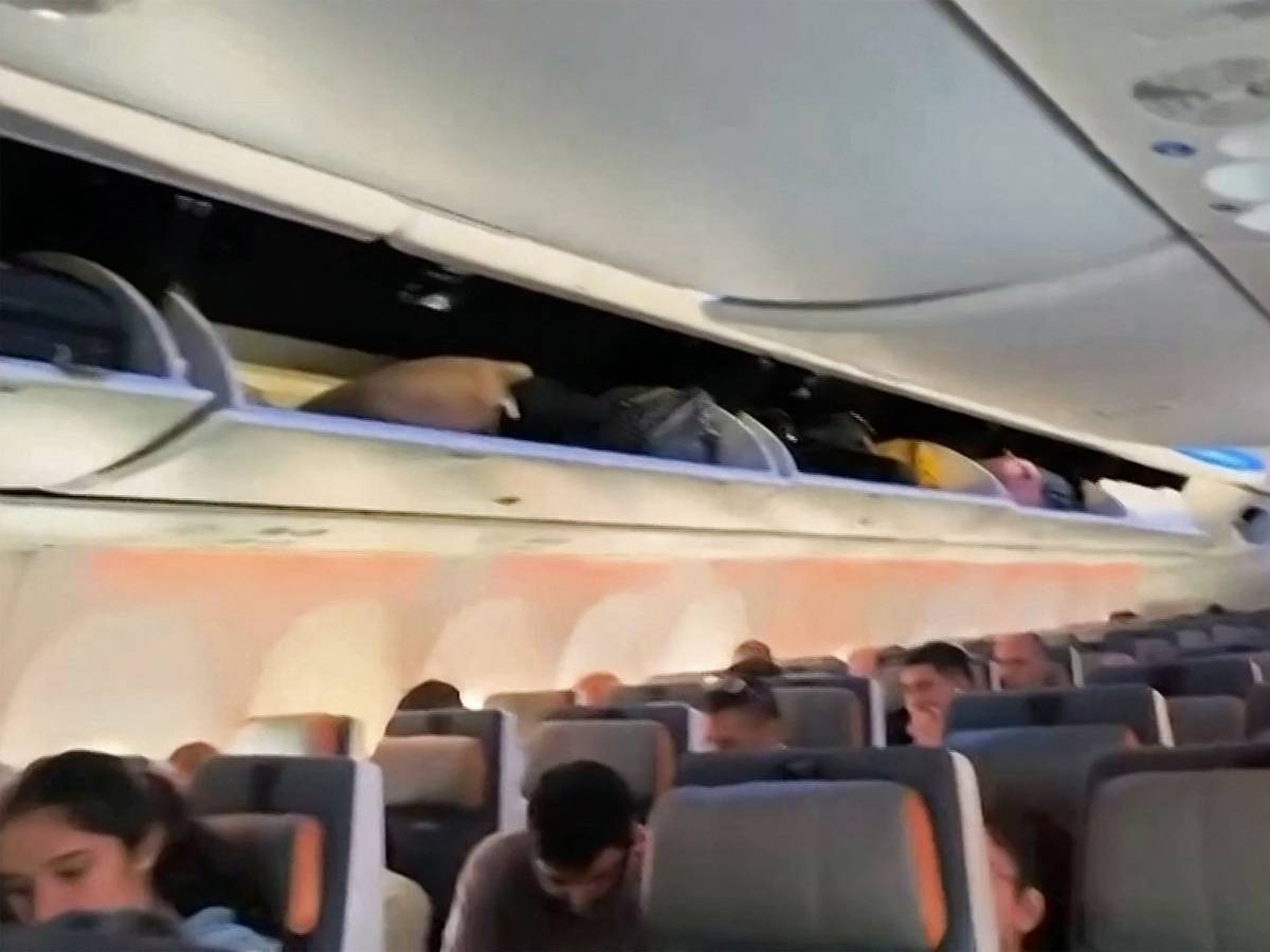 Dieser Screenshot vom 30. September 2026 zeigt Passagiere an Bord des umgeleiteten Flydubai-Flugs FZ 1073 vor dem Start in Richtung Tel Aviv vom Flughafen Tabuk in Saudi-Arabien.