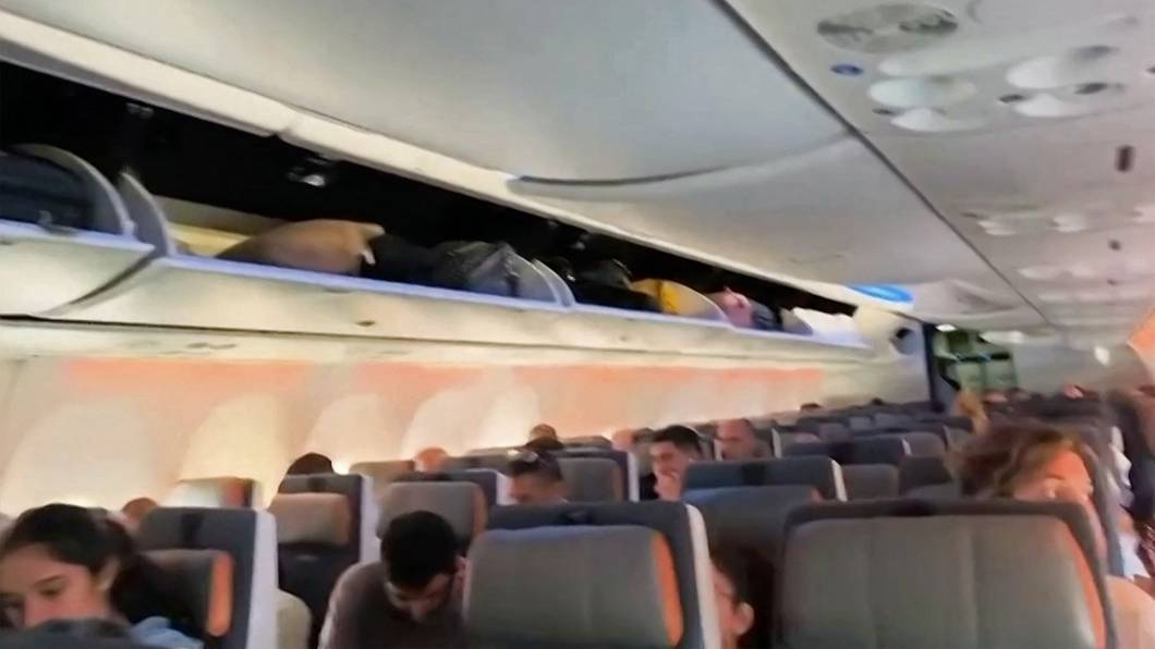 Dieser Screenshot vom 30. September 2026 zeigt Passagiere an Bord des umgeleiteten Flydubai-Flugs FZ 1073 vor dem Start in Richtung Tel Aviv vom Flughafen Tabuk in Saudi-Arabien.