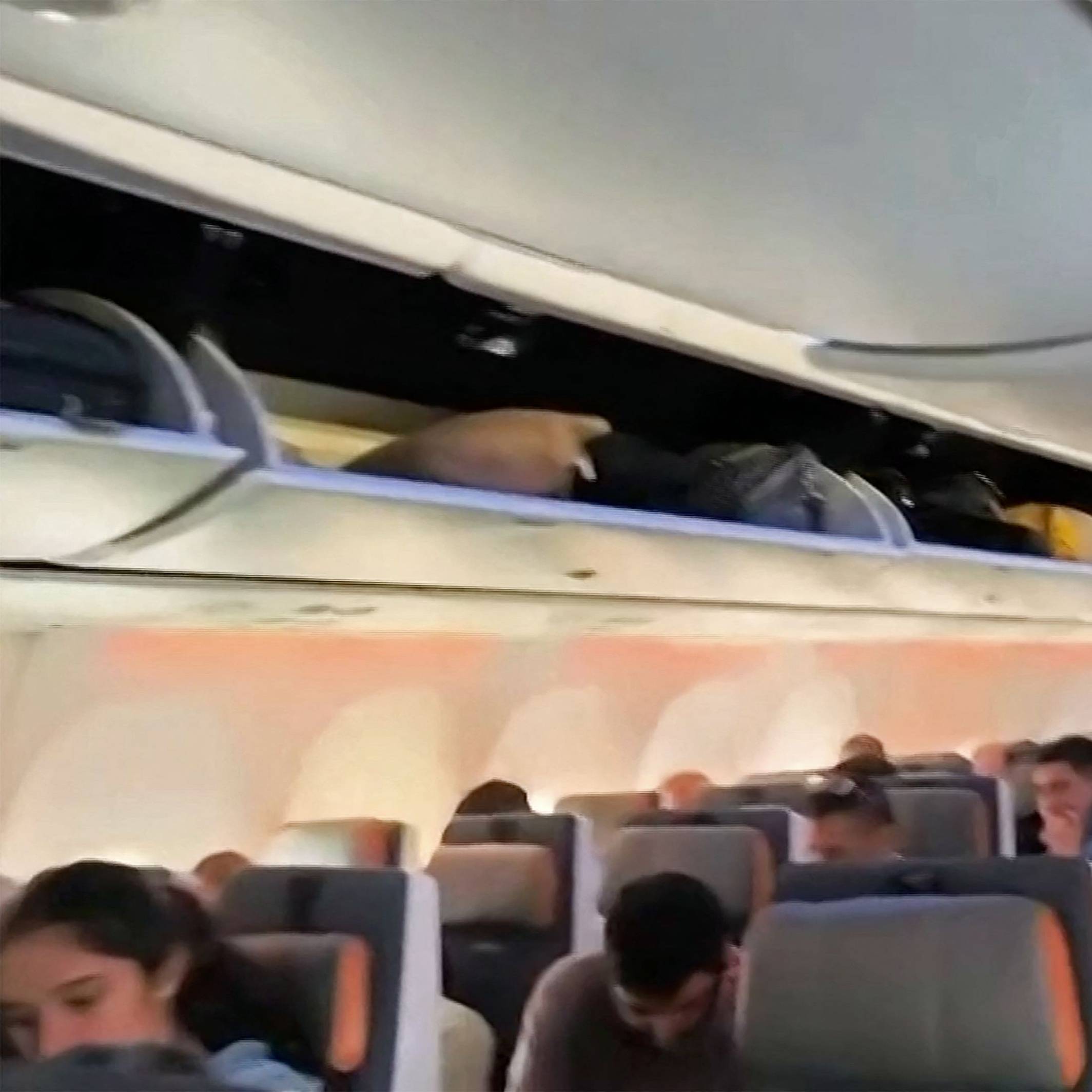 Dieser Screenshot vom 30. September 2026 zeigt Passagiere an Bord des umgeleiteten Flydubai-Flugs FZ 1073 vor dem Start in Richtung Tel Aviv vom Flughafen Tabuk in Saudi-Arabien.