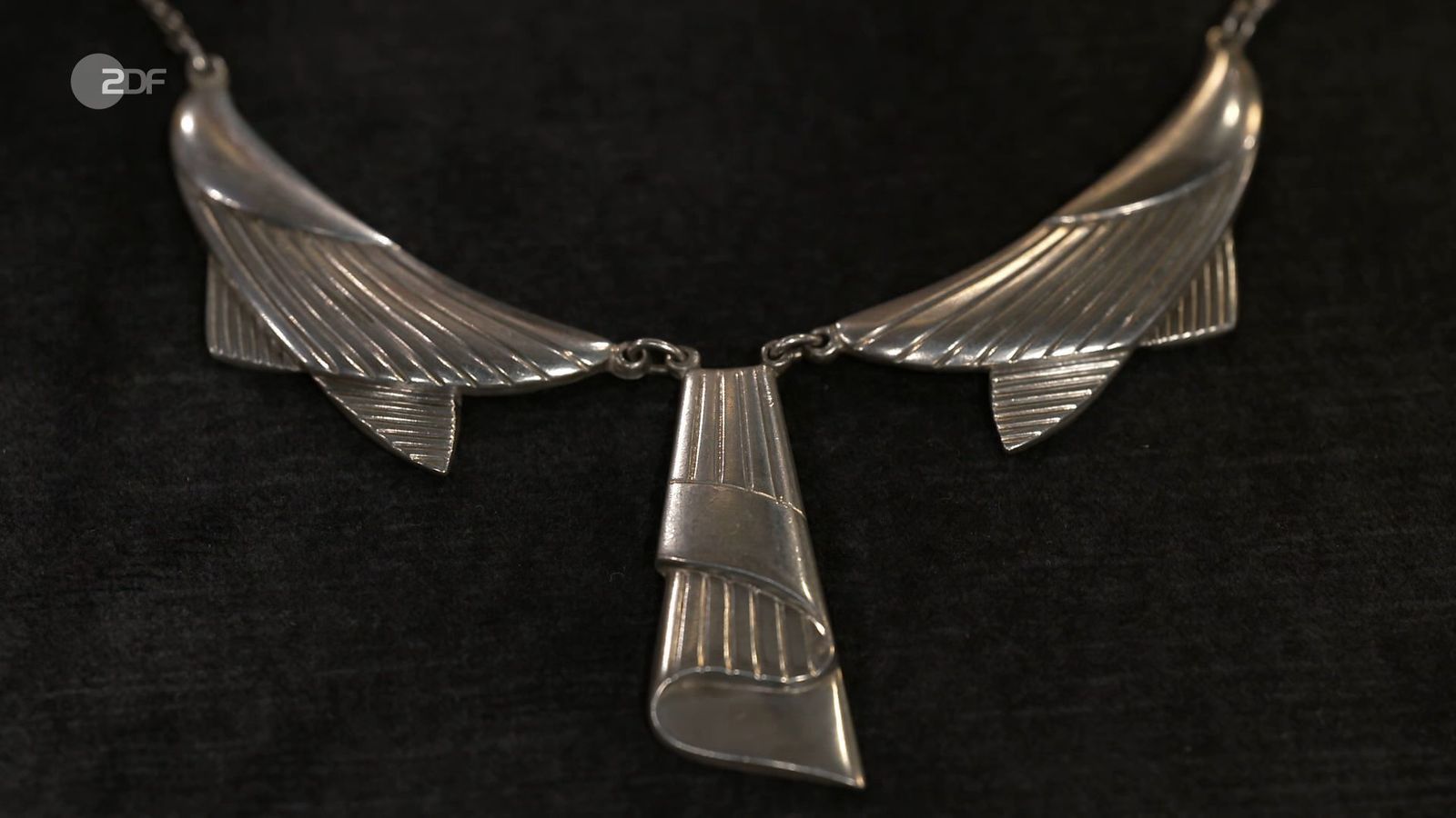 Was außerdem verkauft wurde: Das Silber-Collier von WMF aus den 1920er- bis 30er-Jahren bewertete die Expertin mit 100 bis 150 Euro.
 (Bild: ZDF)