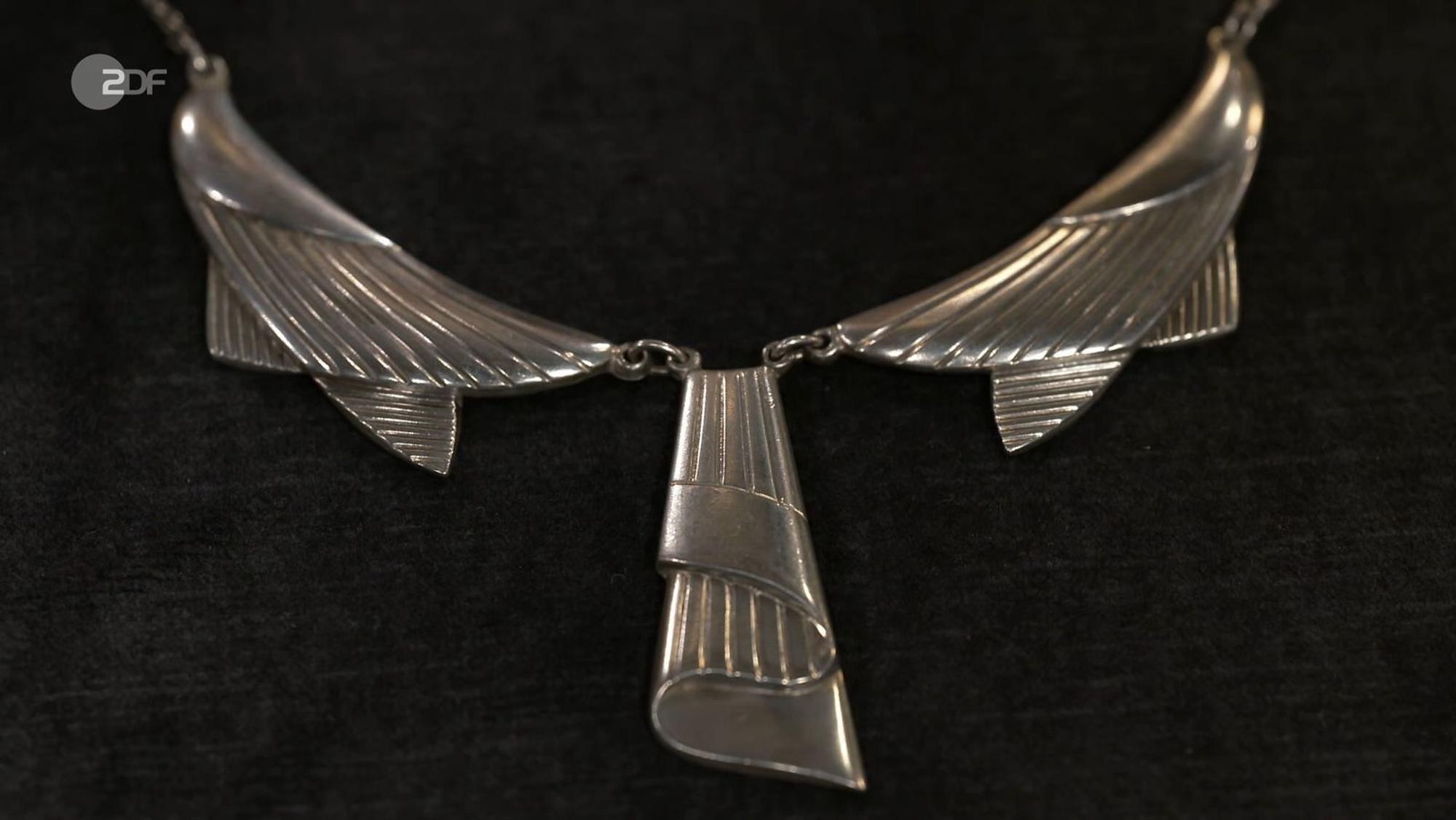 Was außerdem verkauft wurde: Das Silber-Collier von WMF aus den 1920er- bis 30er-Jahren bewertete die Expertin mit 100 bis 150 Euro.
(Bild: ZDF)