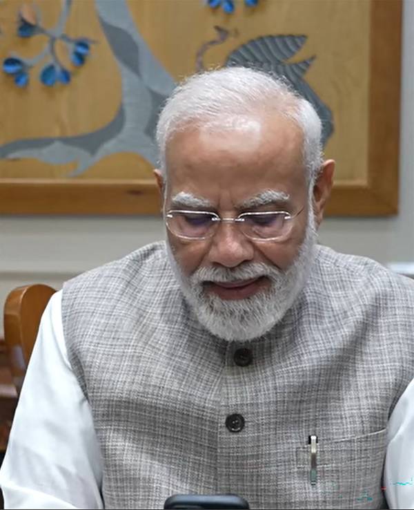 Dieser Screenshot aus einem Video, das am 2. Oktober 2026 auf dem YouTube-Kanal von Narendra Modi veröffentlicht wurde, zeigt den indischen Premierminister Narendra Modi (rechts) bei einem Videoanruf mit dem flydubai-Piloten Smit Machchhar, der sich derzeit in einem Krankenhaus in den Vereinigten Arabischen Emiraten erholt.