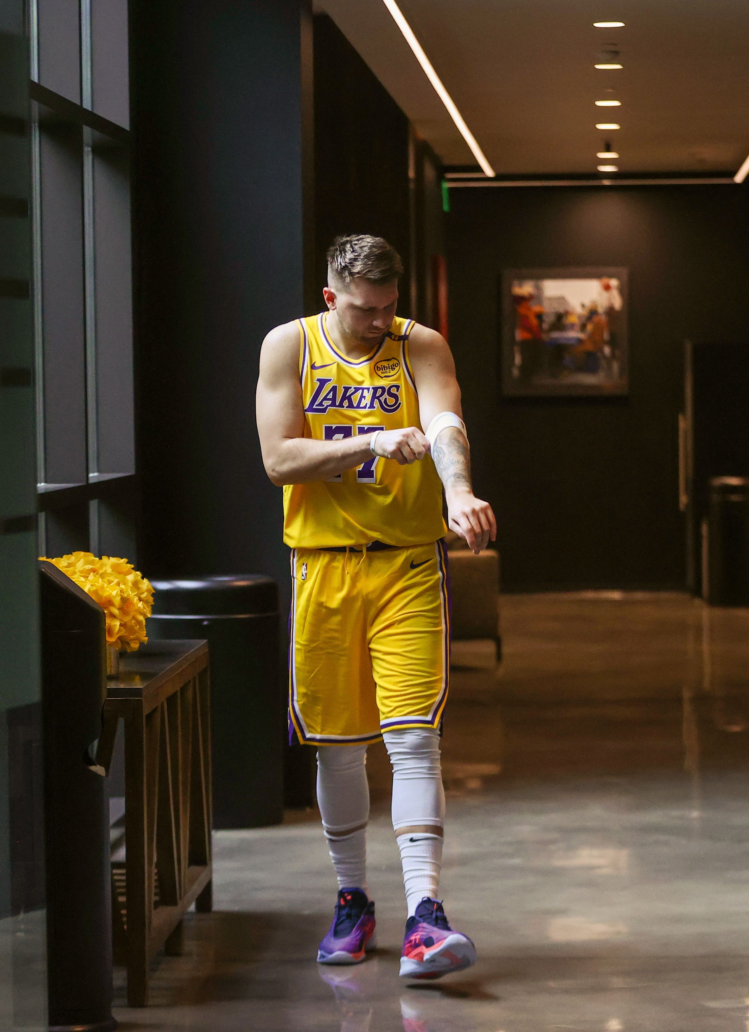 Luka Doncic posiert das erste Mal im Lakers-Trikot.