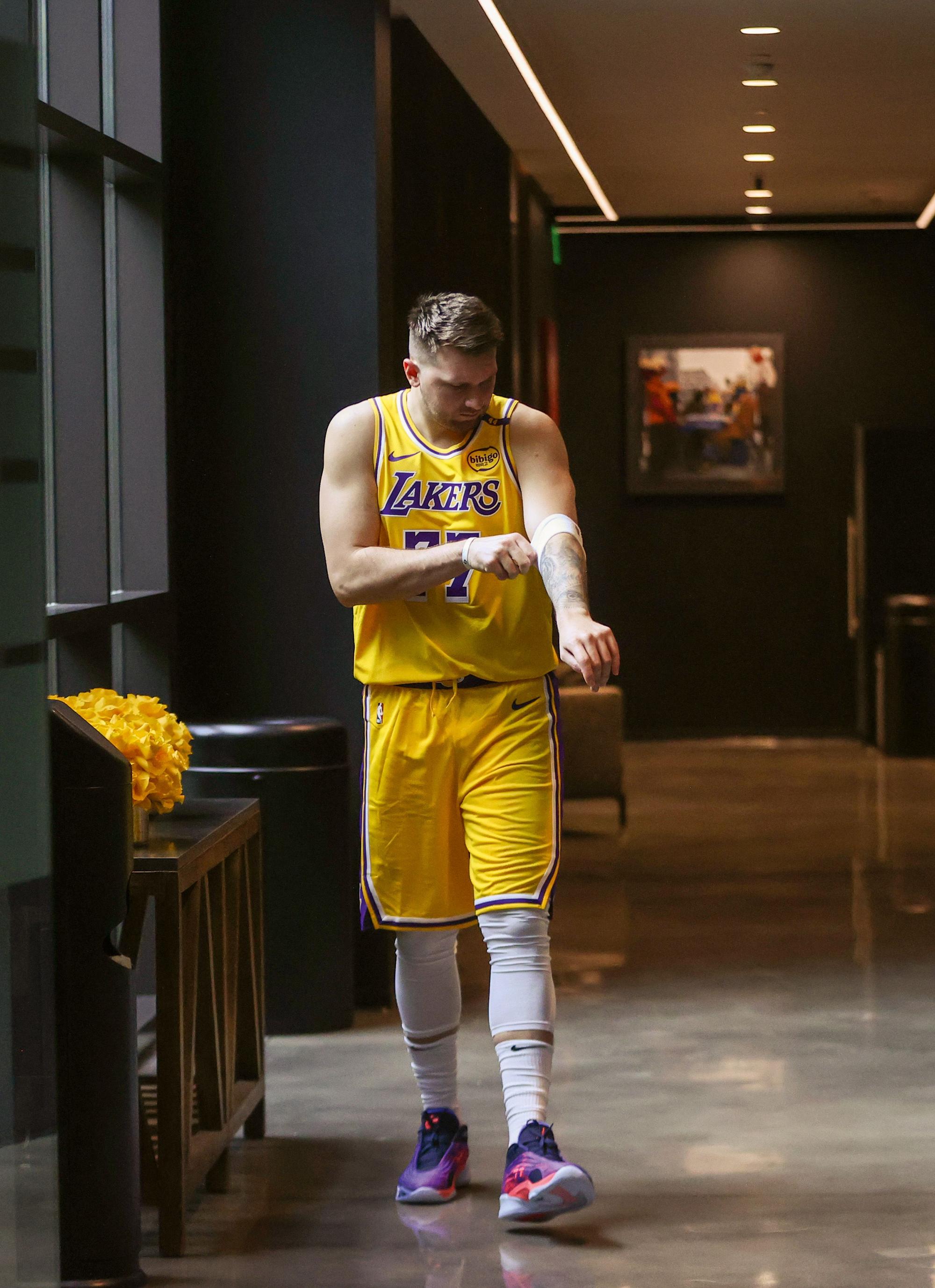 Luka Doncic posiert das erste Mal im Lakers-Trikot.