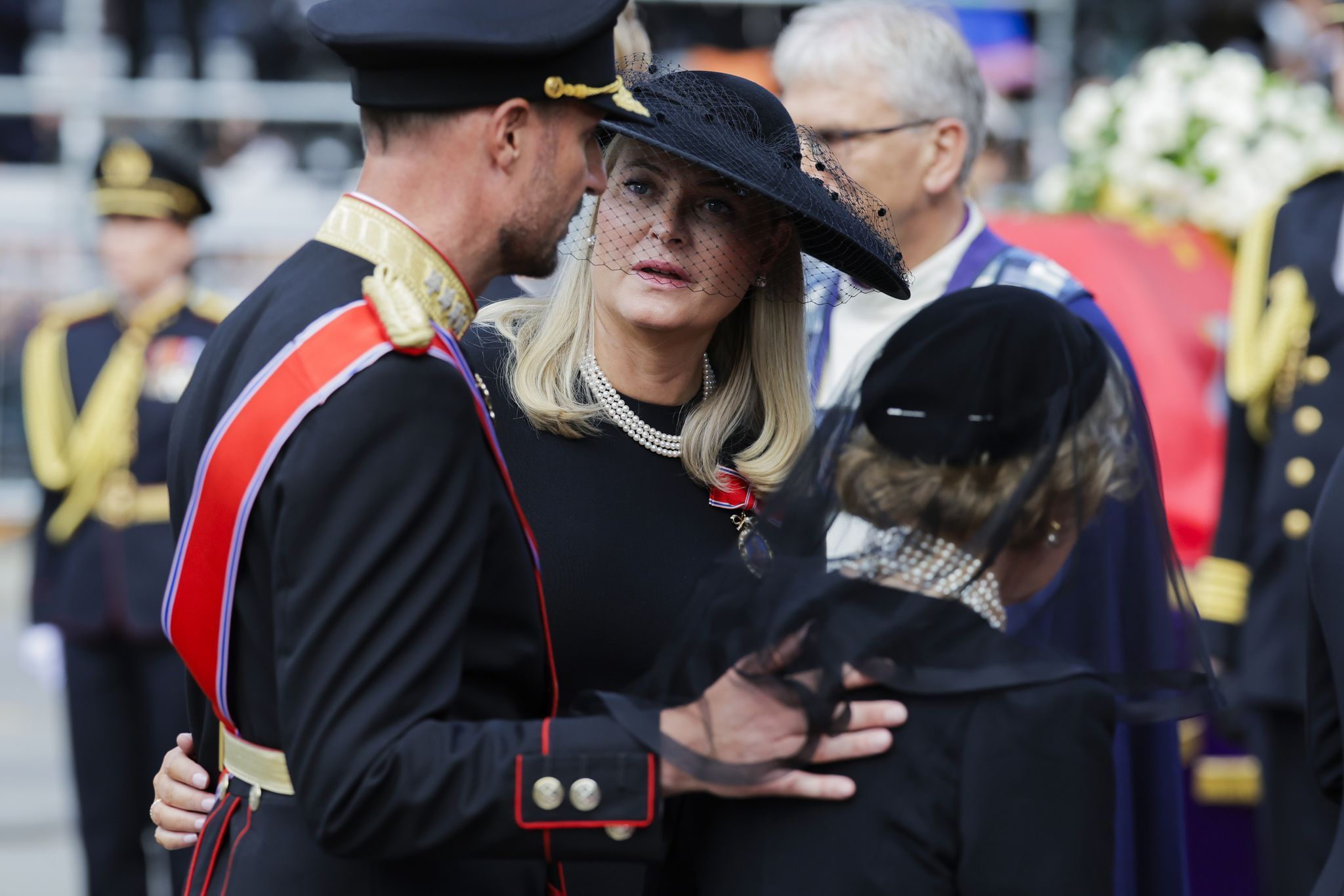 König Haakon, Königin Mette-Marit und Königin Sonja gehen nebeneinander.