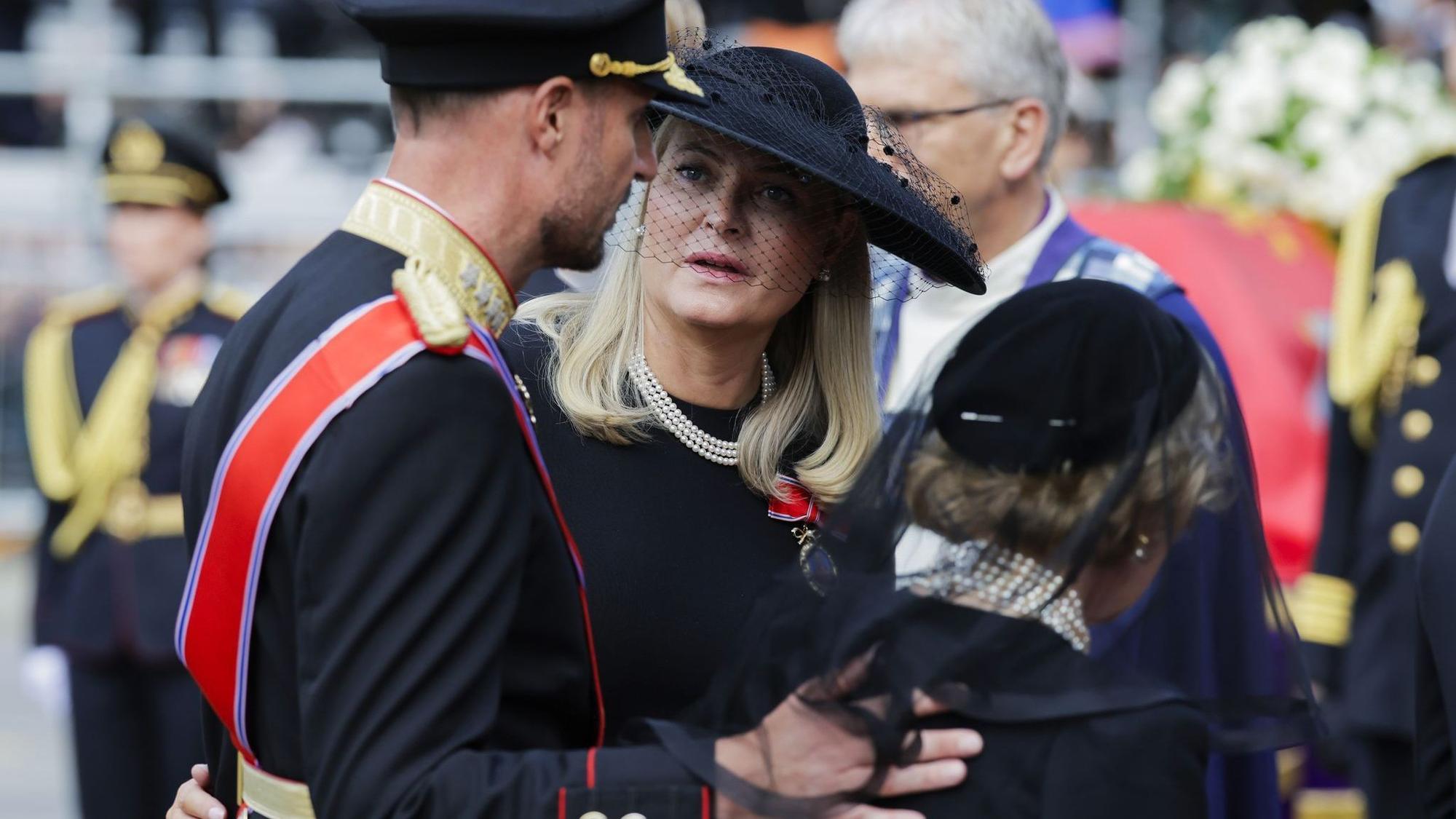 König Haakon, Königin Mette-Marit und Königin Sonja gehen nebeneinander.