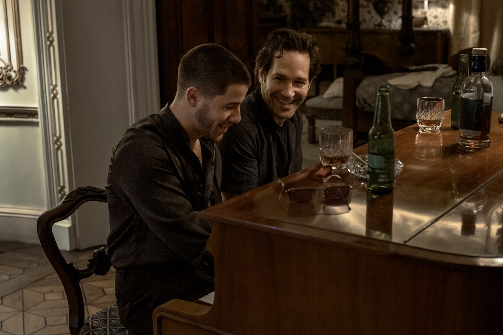 Zwei Männer mit Musik im Blut: Danny (Nick Jonas, links) und Rick (Paul Rudd) verstehen sich sofort.  (Bild: Leonine/David Cleary/Lionsgate)