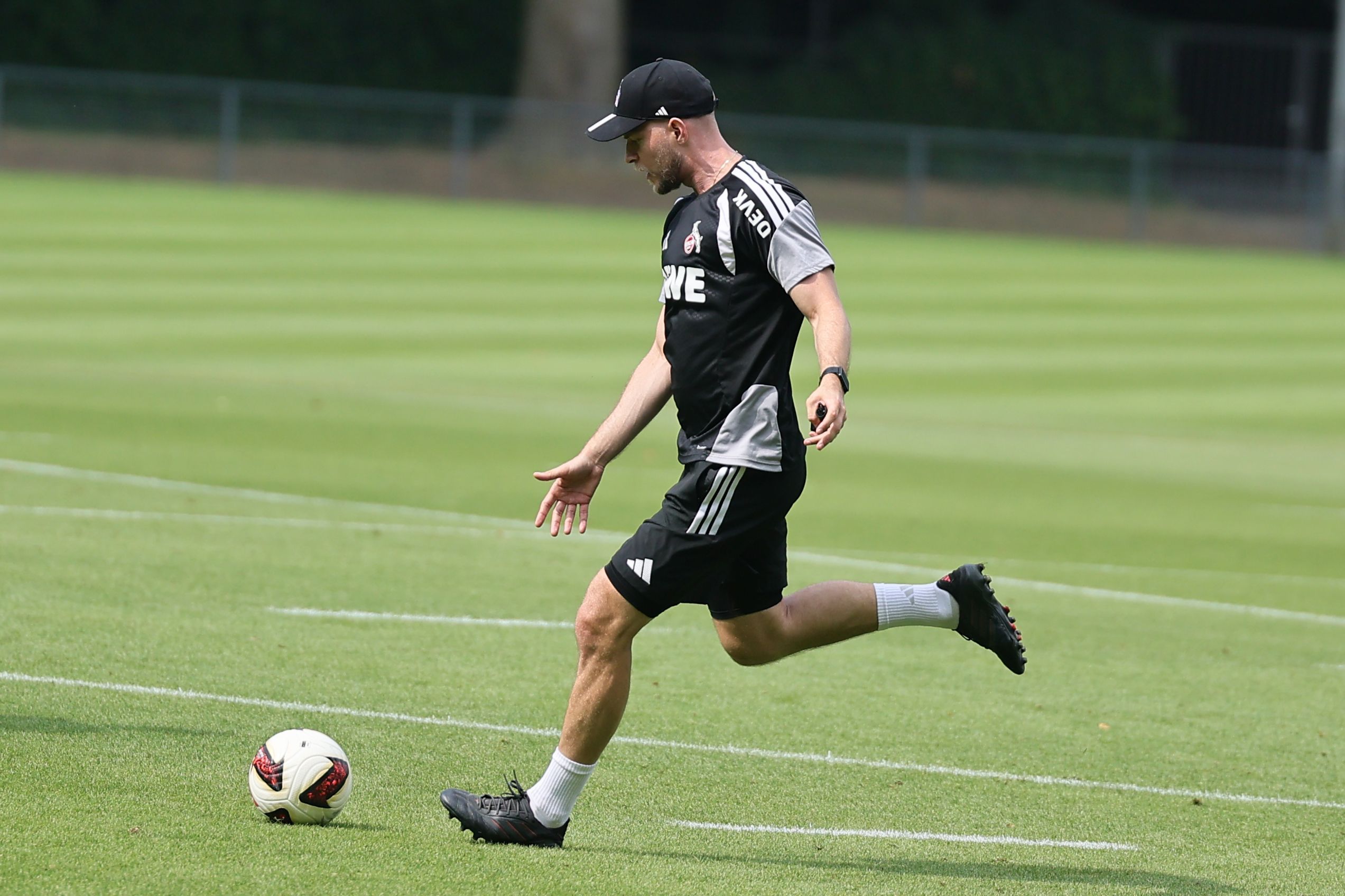 René Wagner schießt im Training einen Ball.