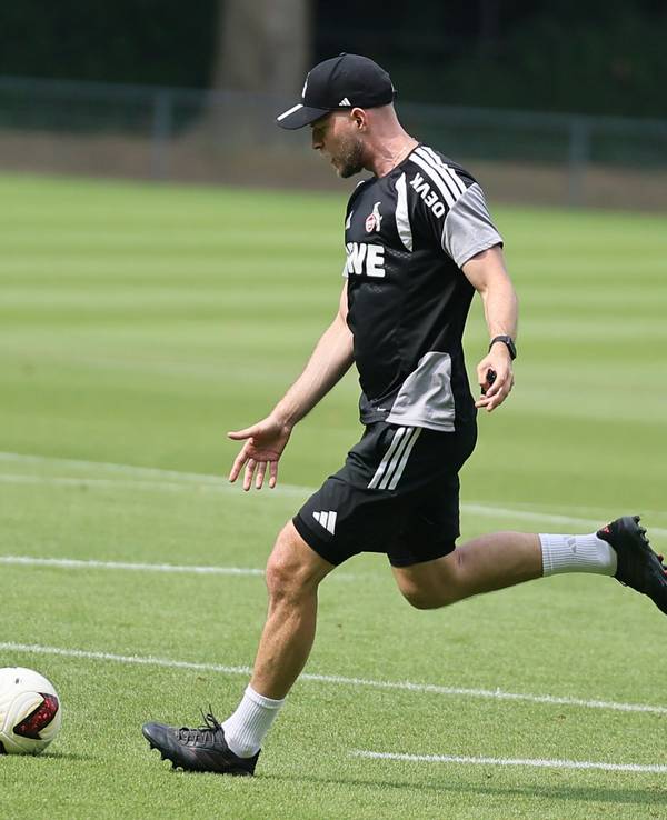 René Wagner schießt im Training einen Ball.