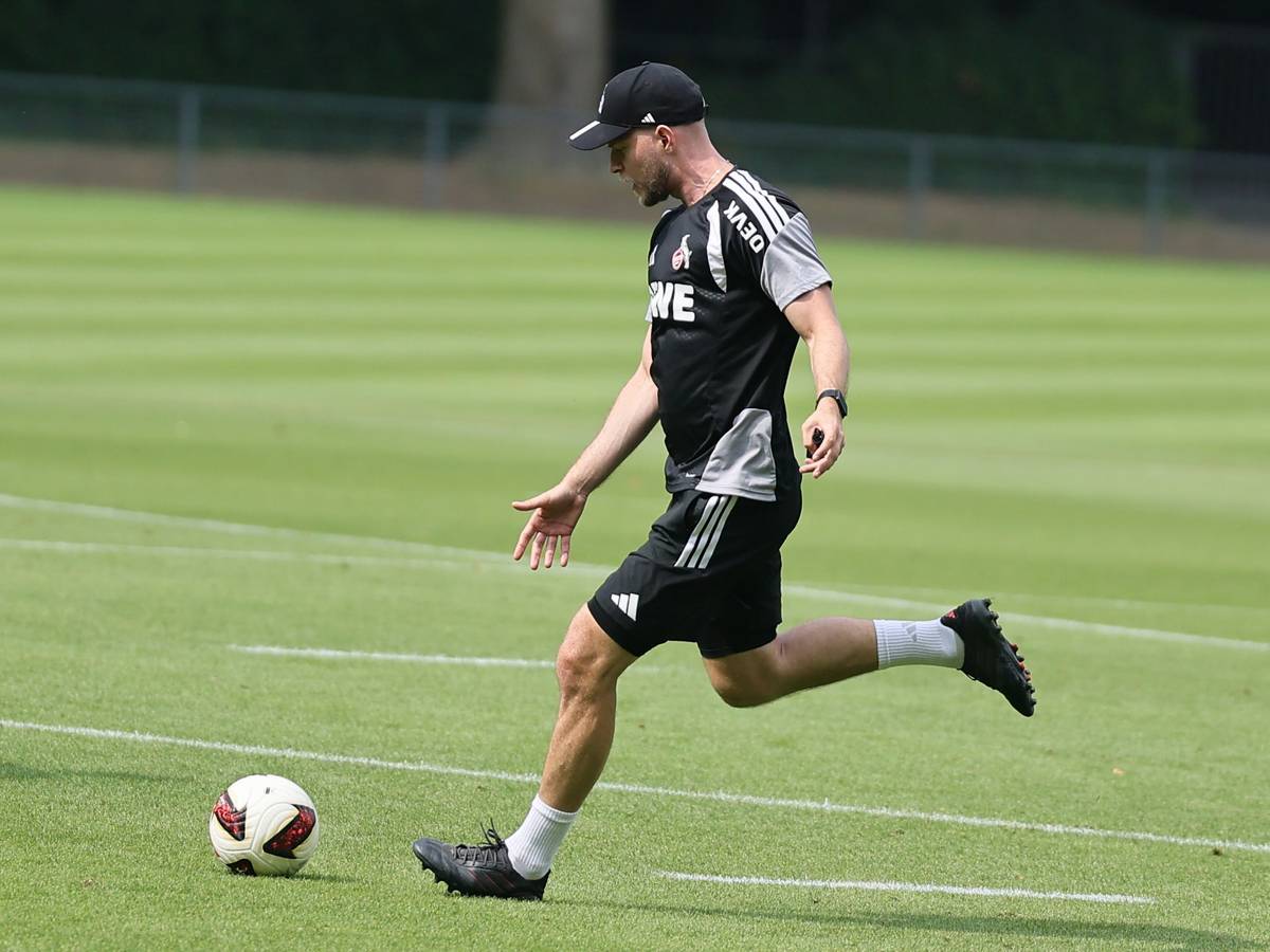 René Wagner schießt im Training einen Ball.