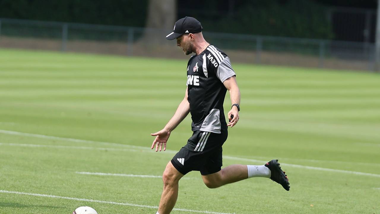 René Wagner schießt im Training einen Ball.