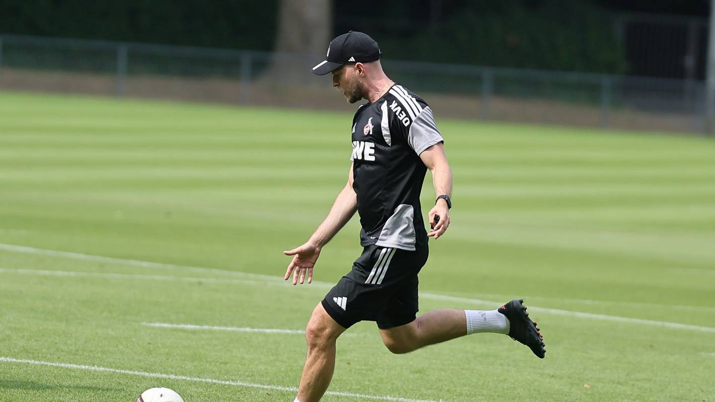 René Wagner schießt im Training einen Ball.