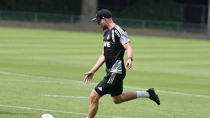 René Wagner schießt im Training einen Ball.