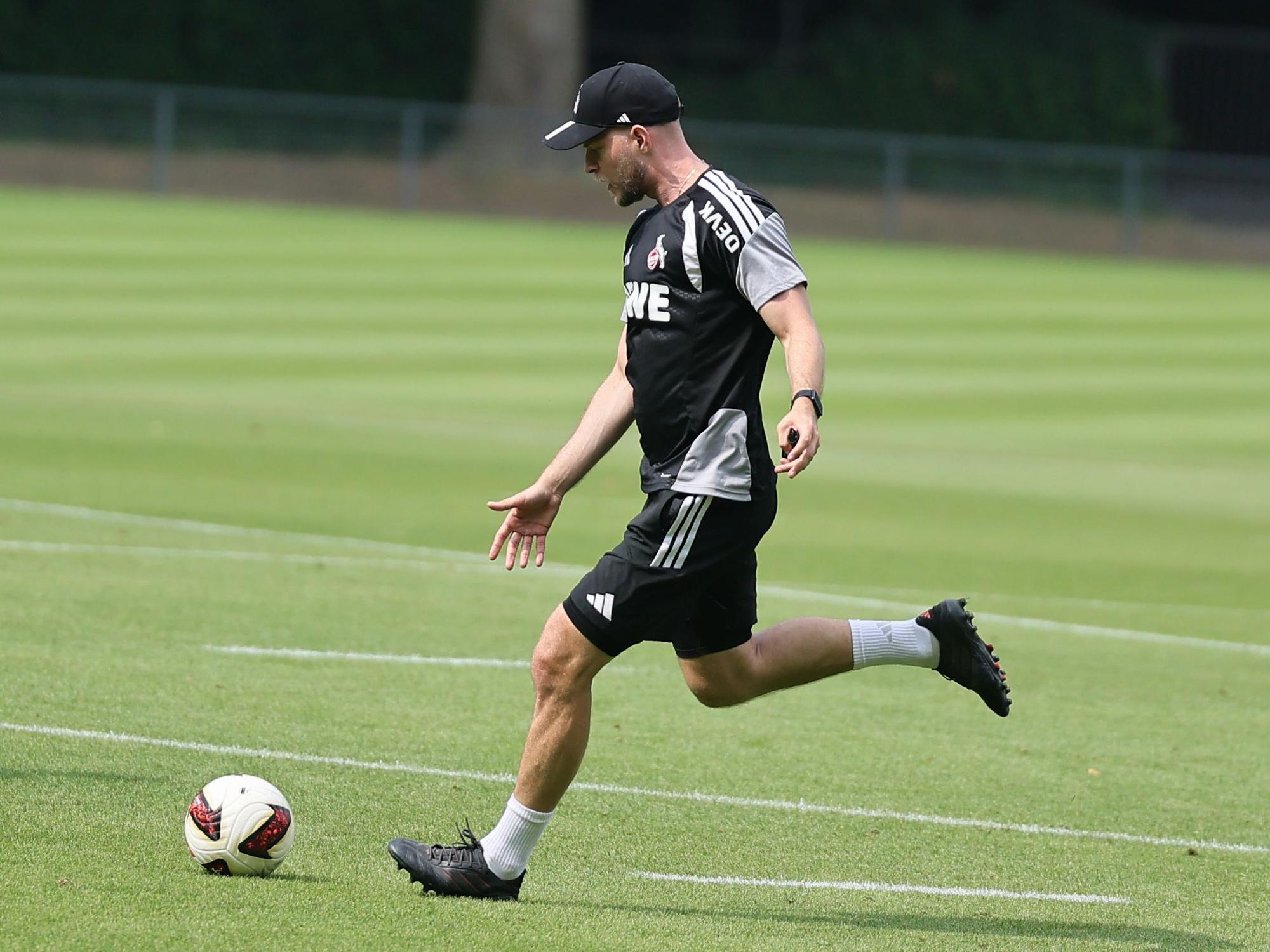 René Wagner schießt im Training einen Ball.