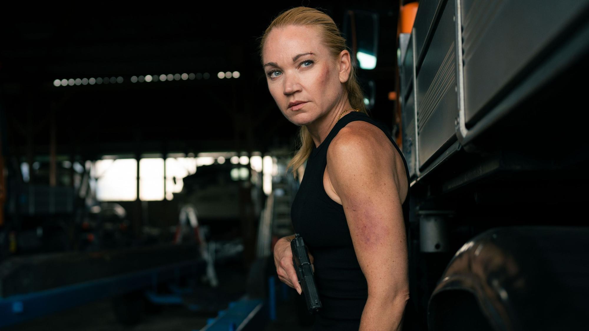 Sarah Kohr (Lisa Maria Potthoff) mit Pistole in der Hand