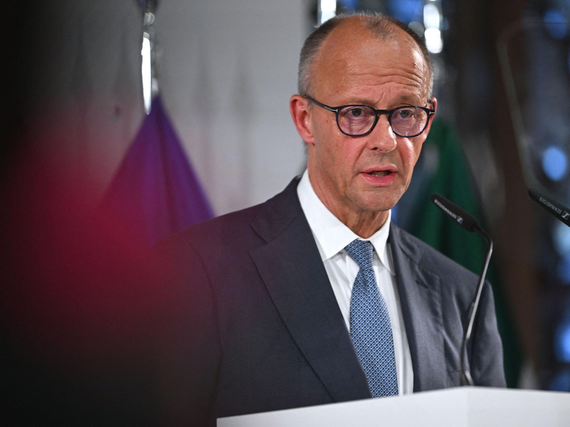 Der deutsche Bundeskanzler Friedrich Merz hält am 1. Oktober 2026 im historischen Rathaus von Münster in Westdeutschland eine Rede anlässlich der Verleihung des Westfälischen Friedenspreises 2026 an die NATO.