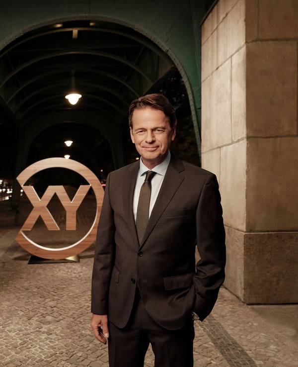 Rudi Cerne und sein Team von „Aktenzeichen XY ... ungelöst“ suchen nach Zeugen im „Bierkönig-Mord“. (Bild: ZDF und Tobias Schult)