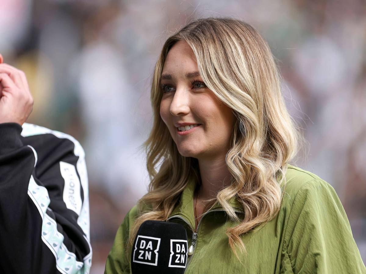 Lisa Tellers steht mit DAZN-Mikrofon am Spielfeldrand.