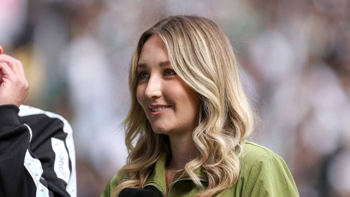 Lisa Tellers steht mit DAZN-Mikrofon am Spielfeldrand.