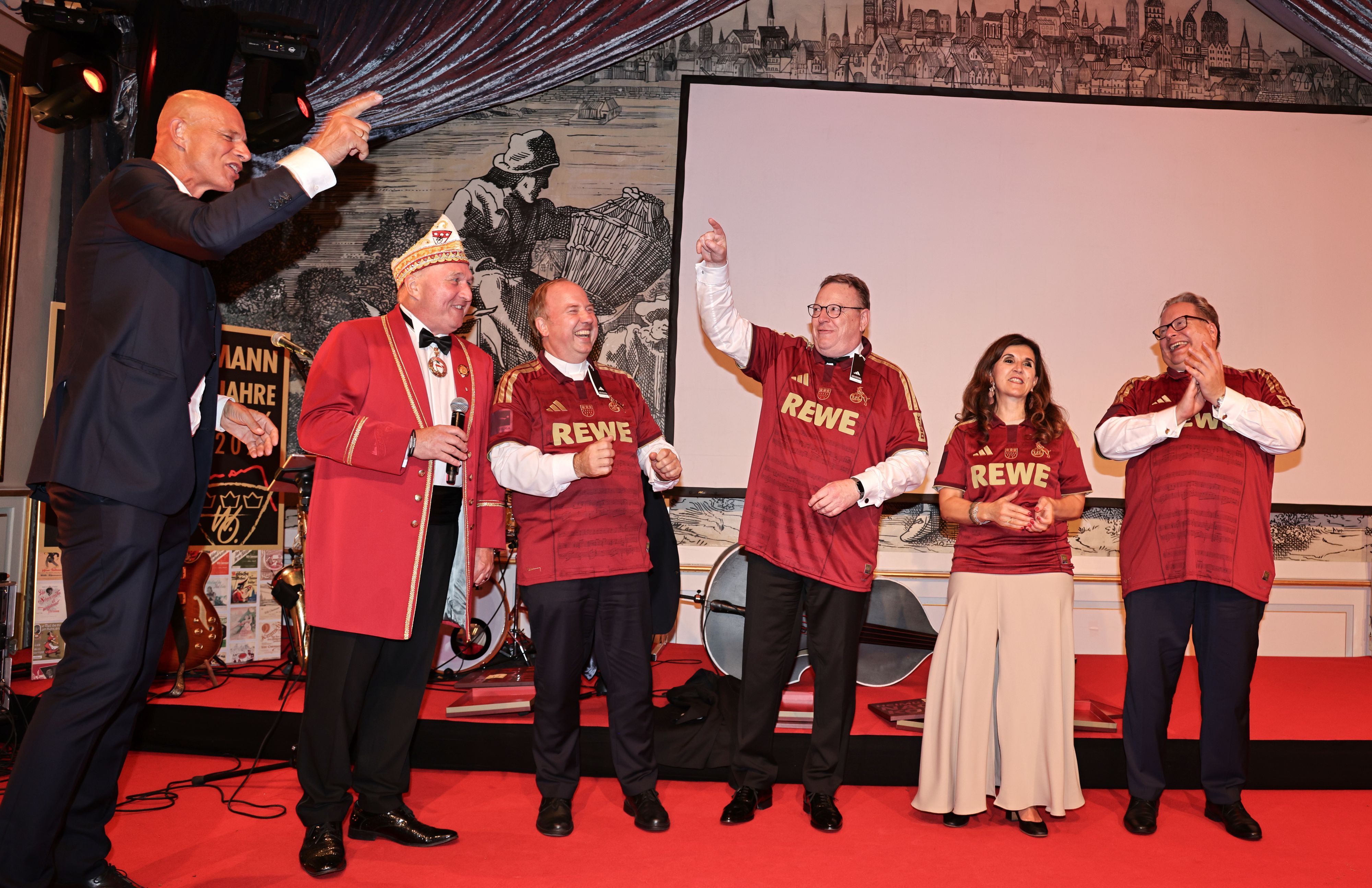 Die Ehrengäste der Ostermann-Gala im FC-Trikot.
