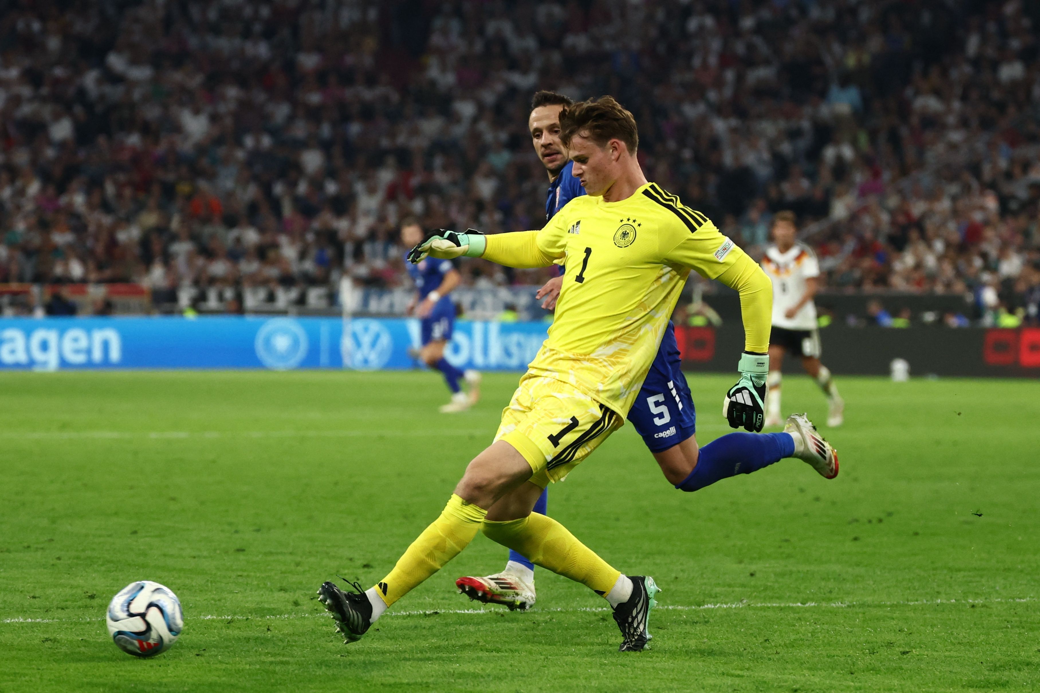 Jonas Urbig passt den Ball.
