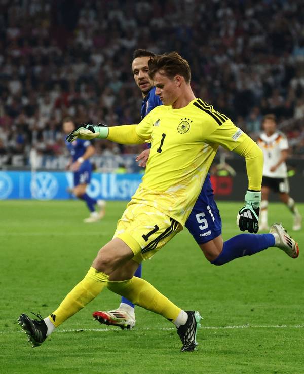 Jonas Urbig passt den Ball.
