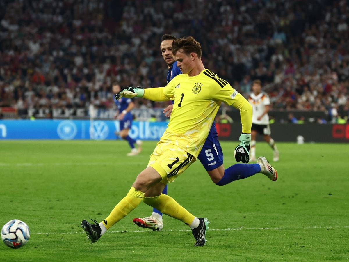 Jonas Urbig passt den Ball.
