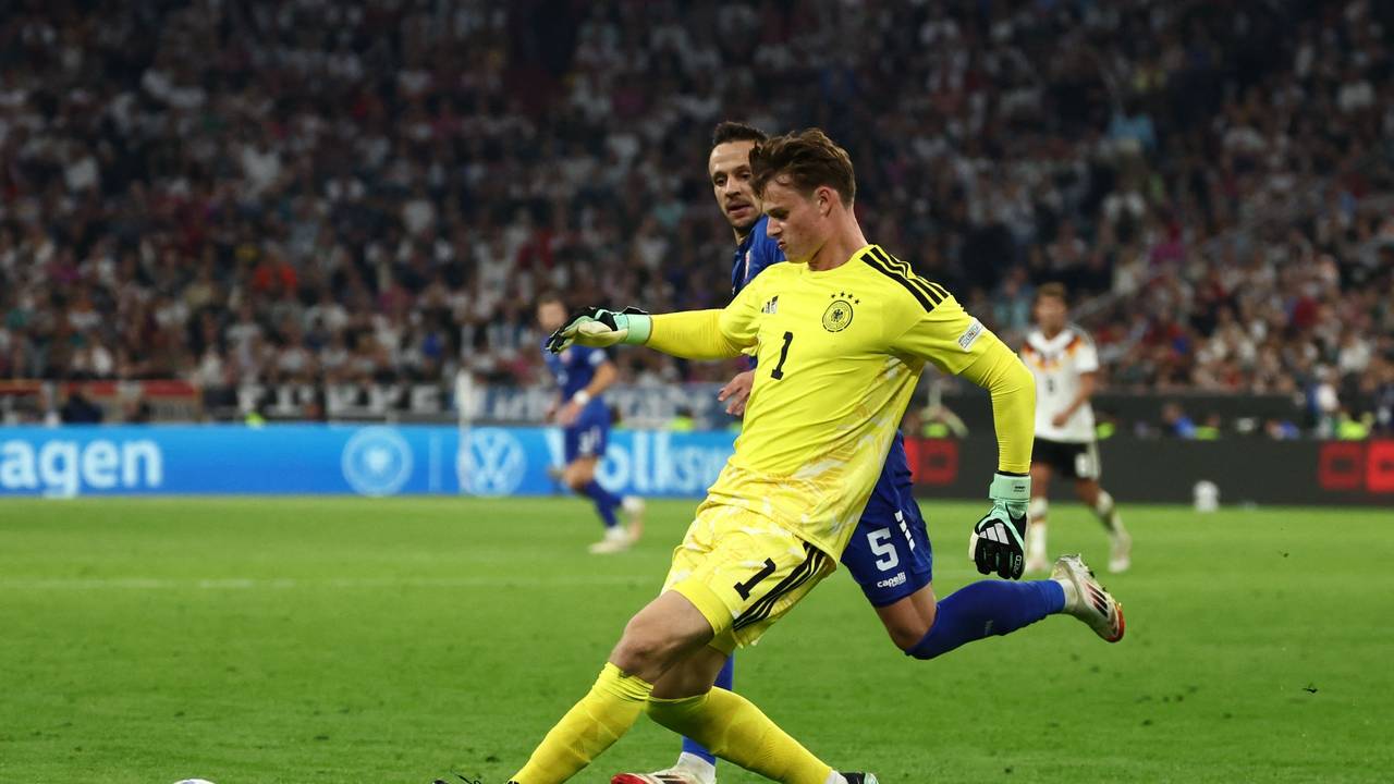 Jonas Urbig passt den Ball.