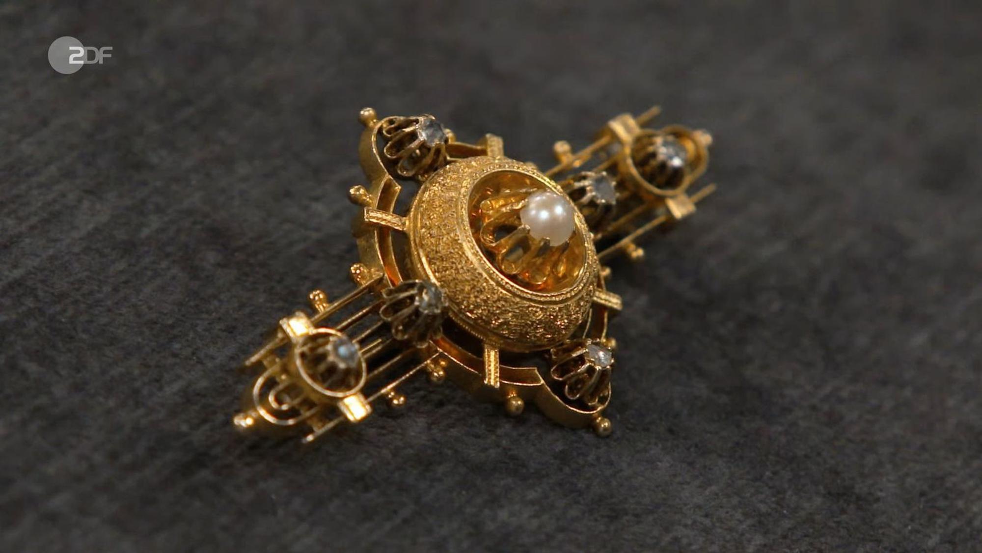 Die goldene Barbrosche mit Diamantrosen und einer Perle aus der Zeit zwischen 1880 und 1890 schätzte die Expertin auf 600 bis 800 Euro.
(Bild: ZDF)