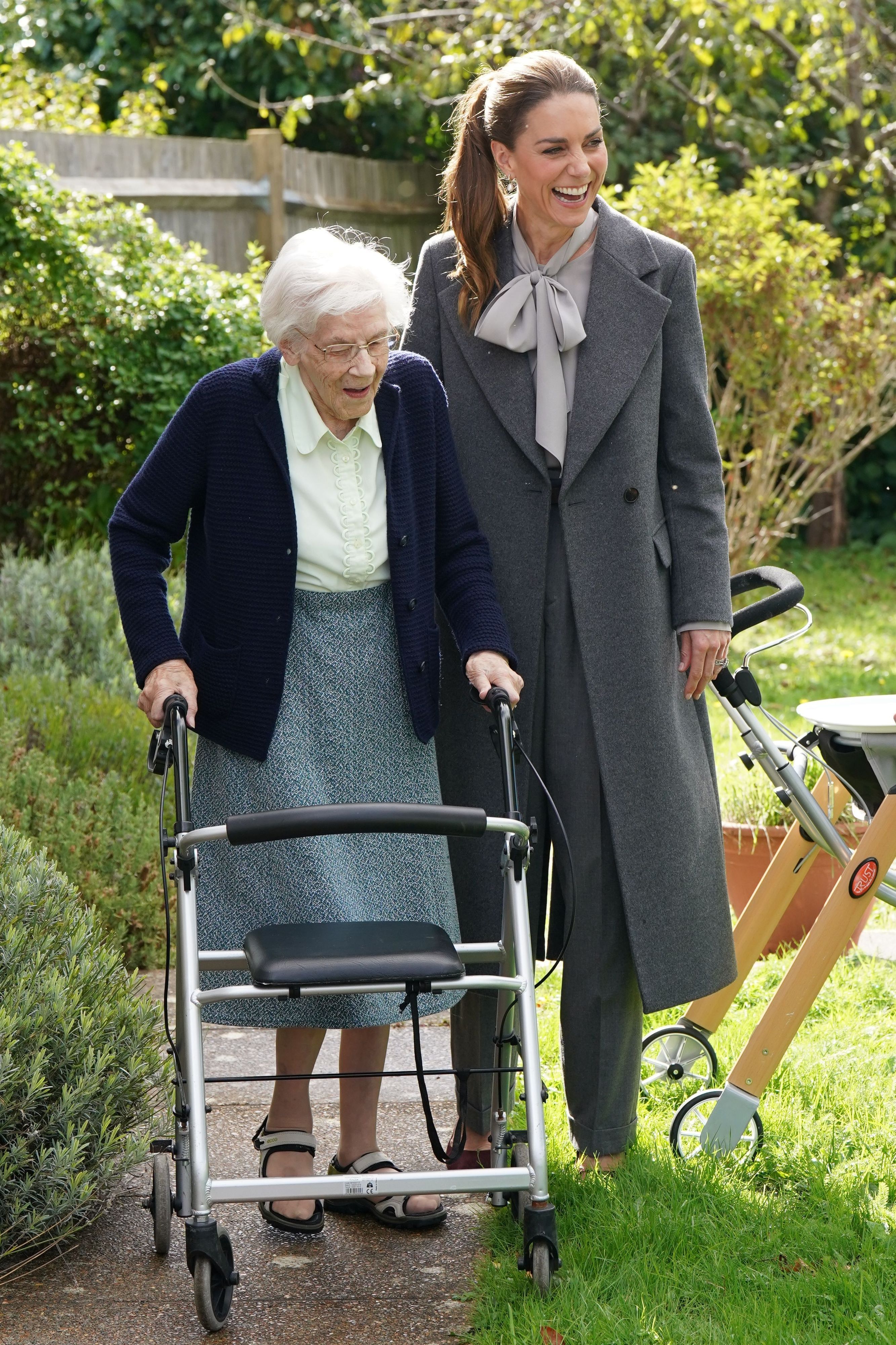 Prinzessin Kate (r) lacht bei einem Besuch beim „West Sussex Minibus Service“.
