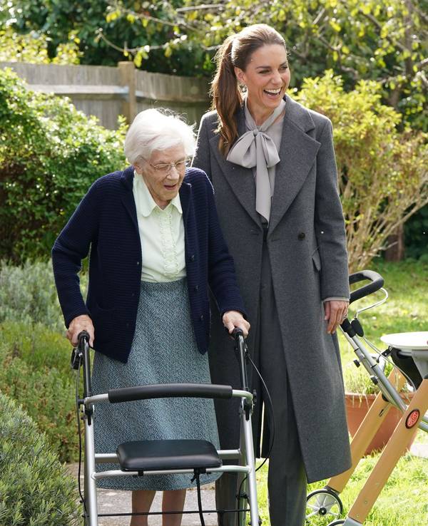 Prinzessin Kate (r) lacht bei einem Besuch beim „West Sussex Minibus Service“.