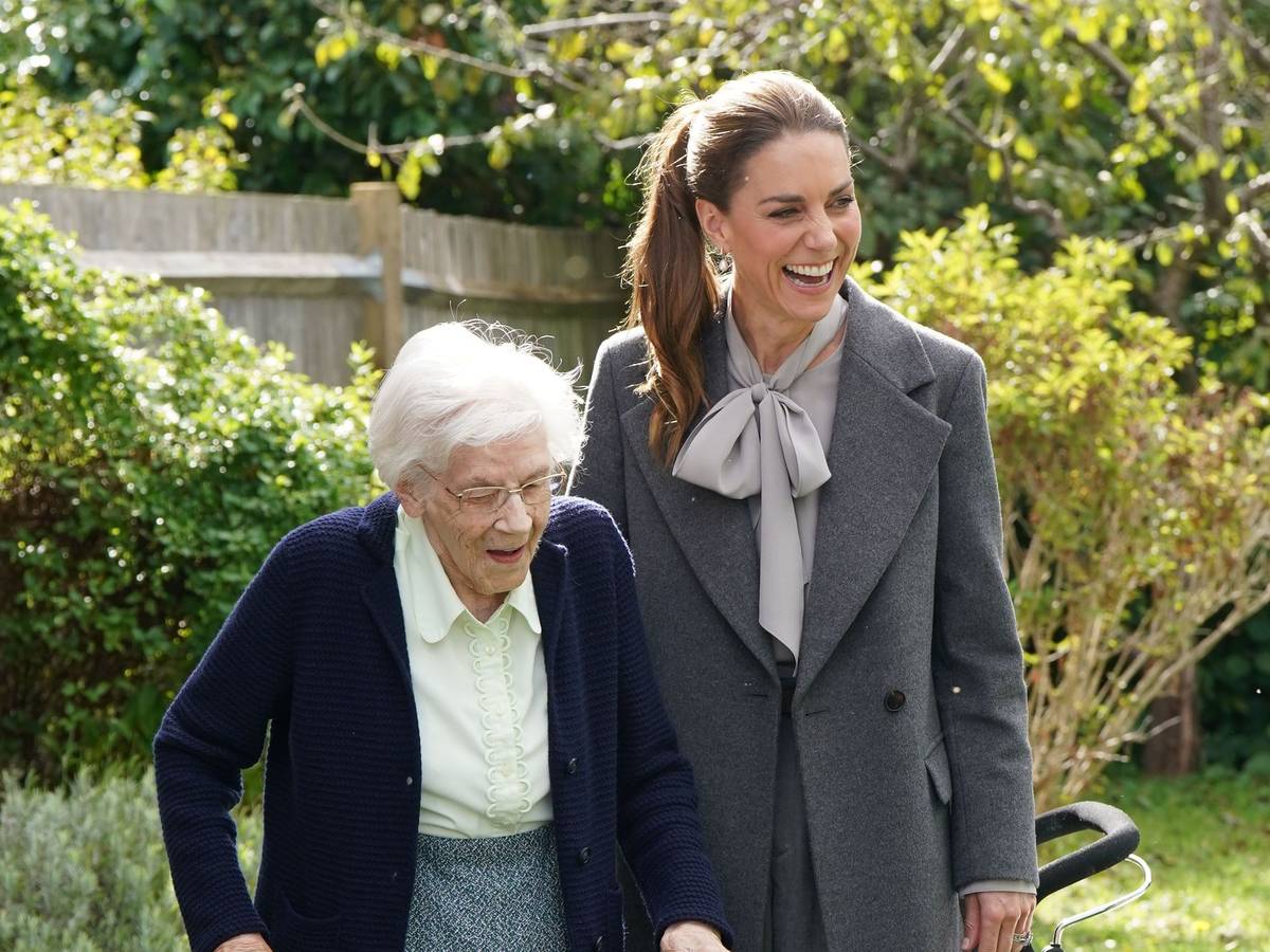 Prinzessin Kate (r) lacht bei einem Besuch beim „West Sussex Minibus Service“.