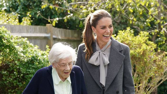 Prinzessin Kate (r) lacht bei einem Besuch beim „West Sussex Minibus Service“.