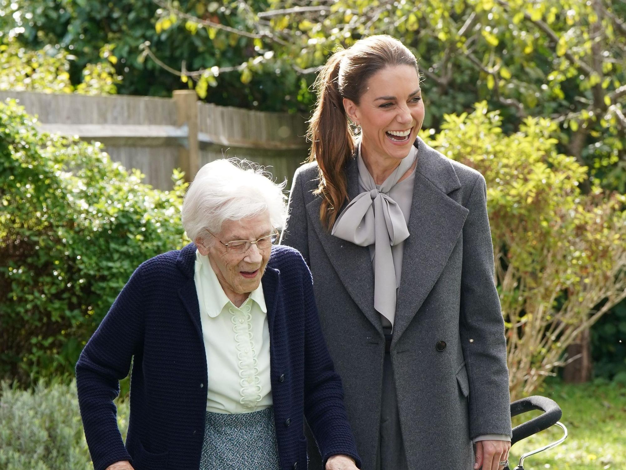 Prinzessin Kate (r) lacht bei einem Besuch beim „West Sussex Minibus Service“.