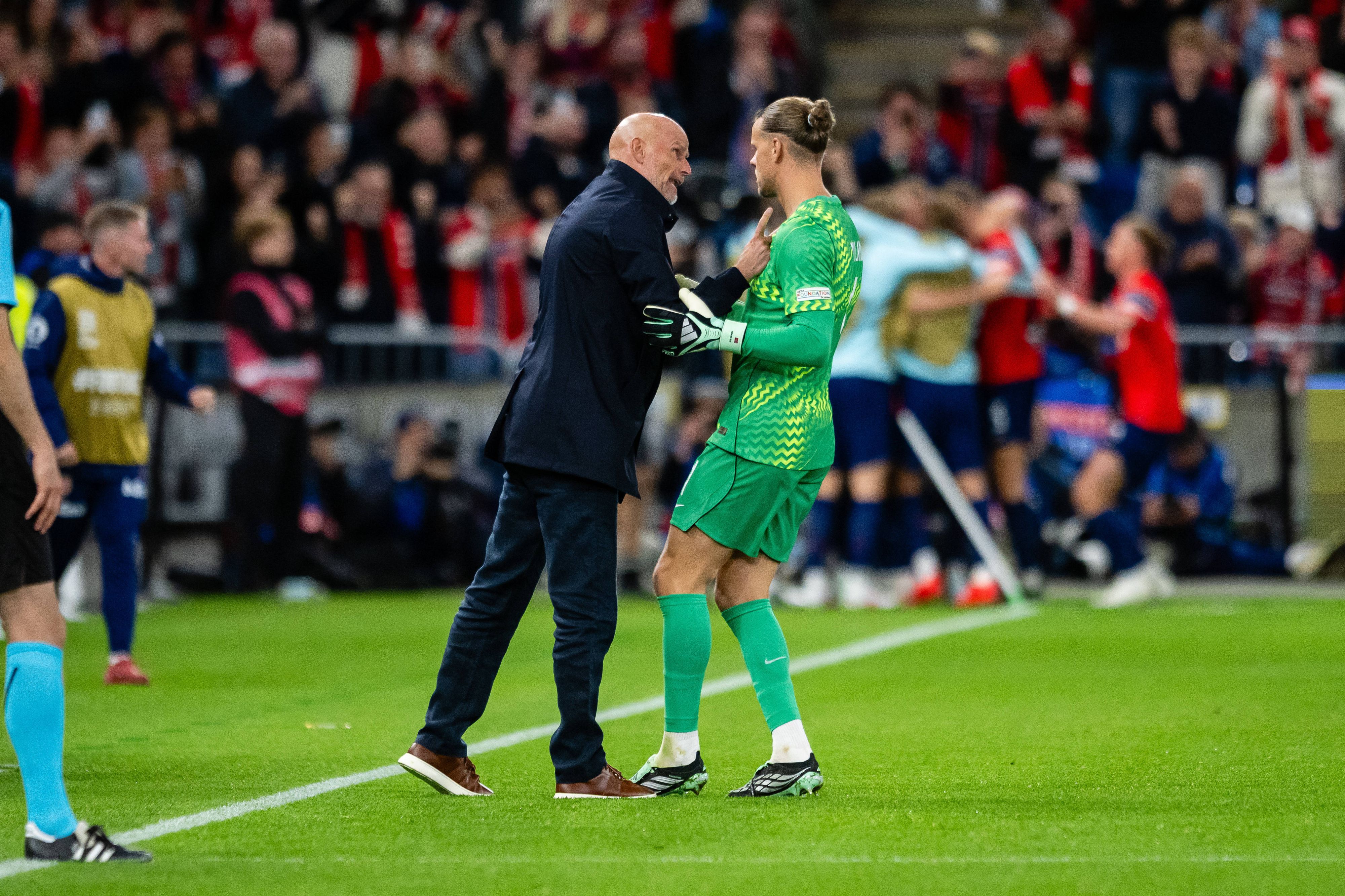 Stale Solbakken sagt Orjan Nyland etwas an der Seitenlinie.