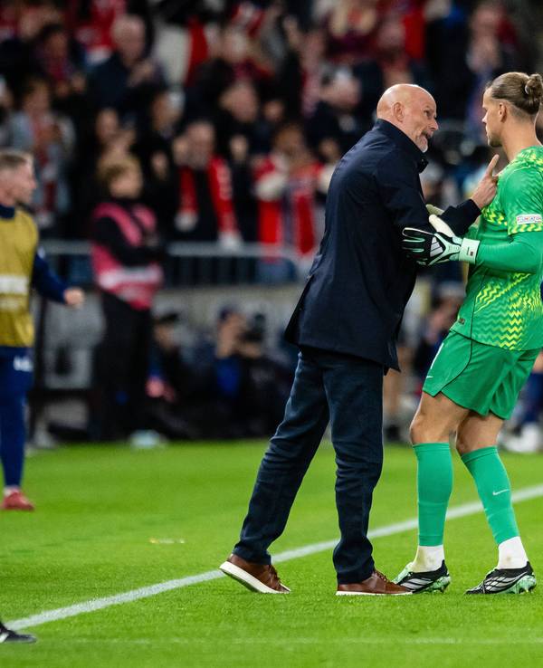Stale Solbakken sagt Orjan Nyland etwas an der Seitenlinie.