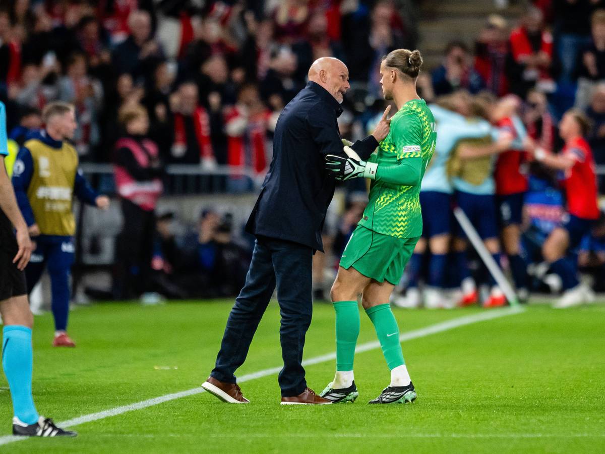 Stale Solbakken sagt Orjan Nyland etwas an der Seitenlinie.