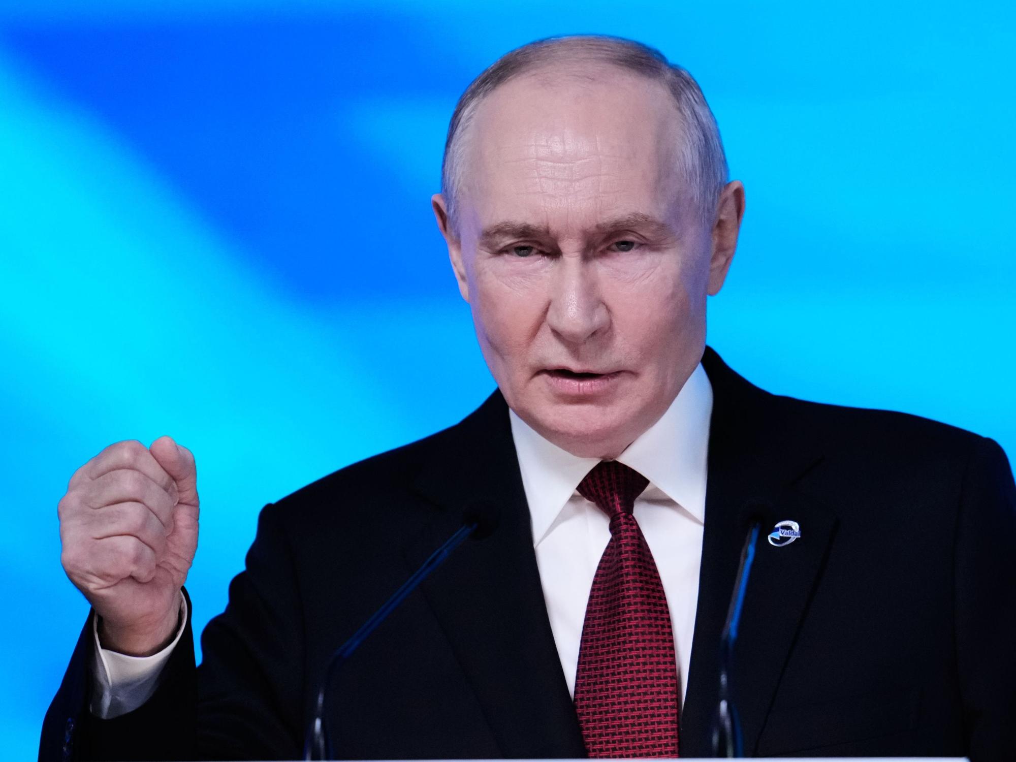 Der russische Präsident Wladimir Putin spricht bei einer Sitzung des Waldai-Diskussionsforums.