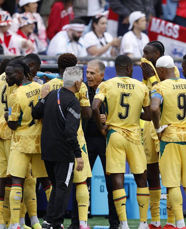 Teambesprechung bei Ghana mit Trainer Carlos Queiroz.