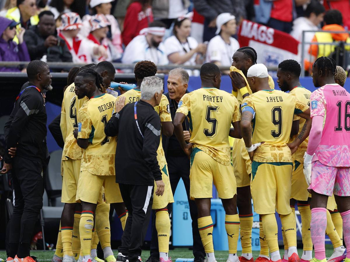 Teambesprechung bei Ghana mit Trainer Carlos Queiroz.