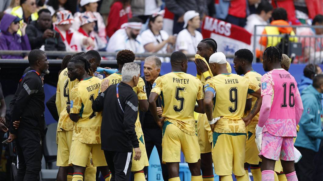 Teambesprechung bei Ghana mit Trainer Carlos Queiroz.