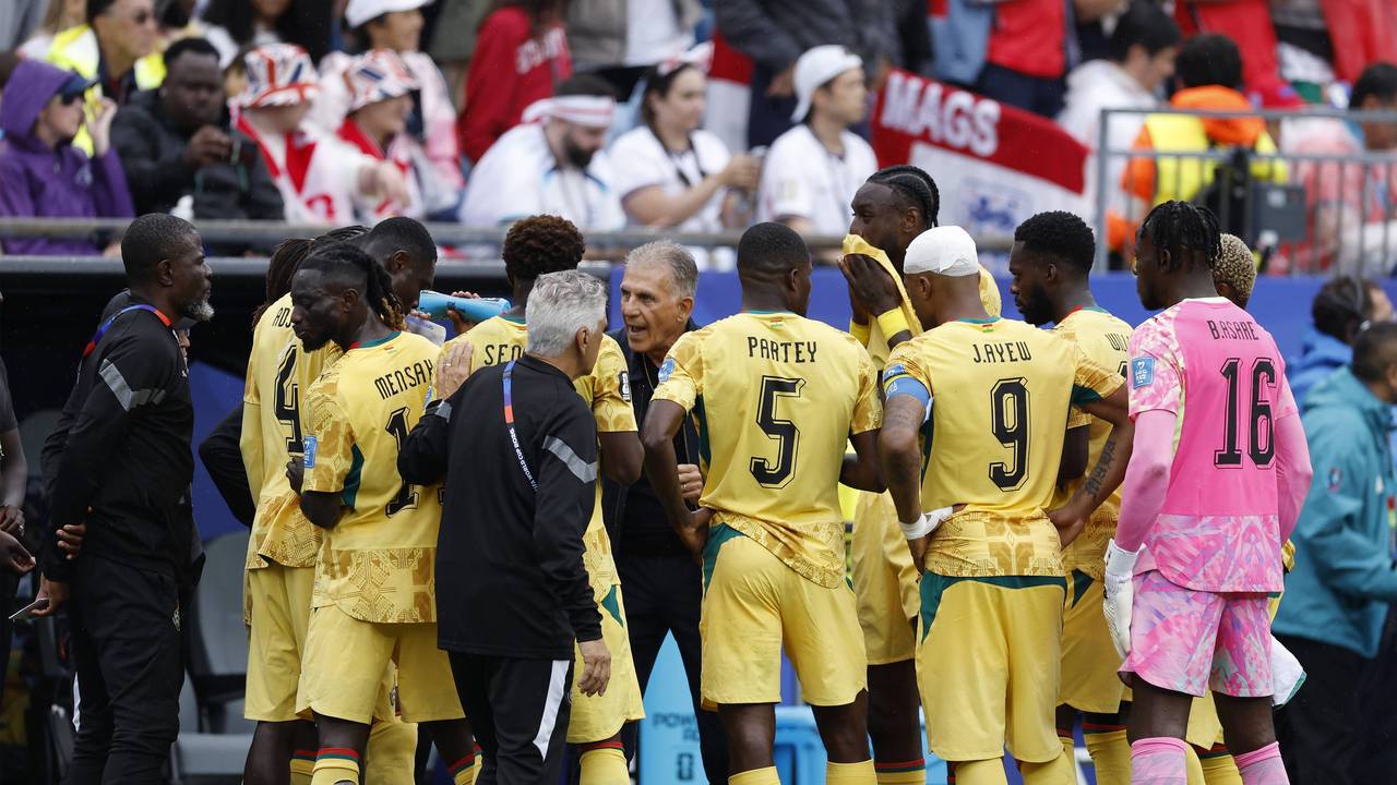 Teambesprechung bei Ghana mit Trainer Carlos Queiroz.