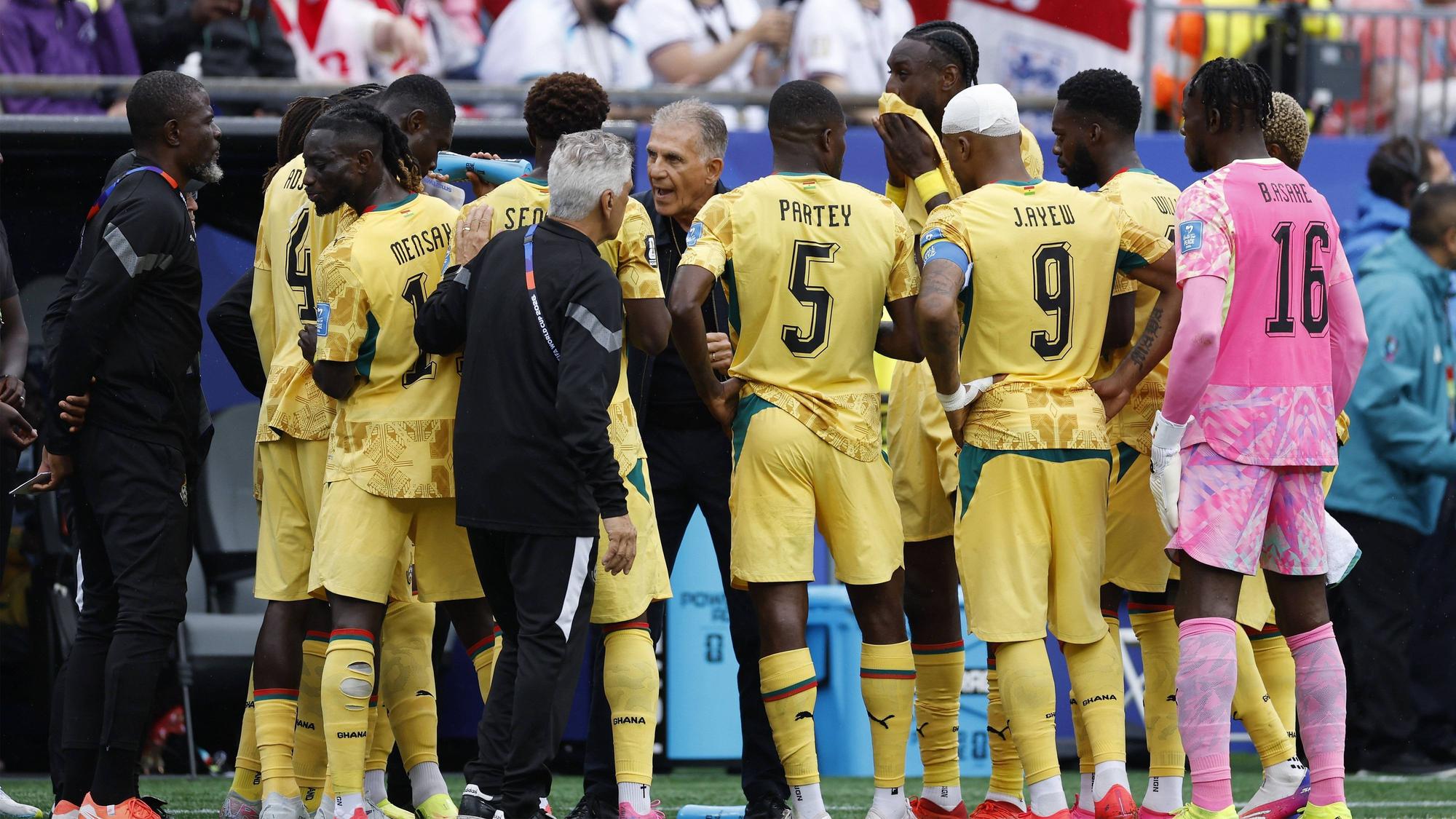 Teambesprechung bei Ghana mit Trainer Carlos Queiroz.