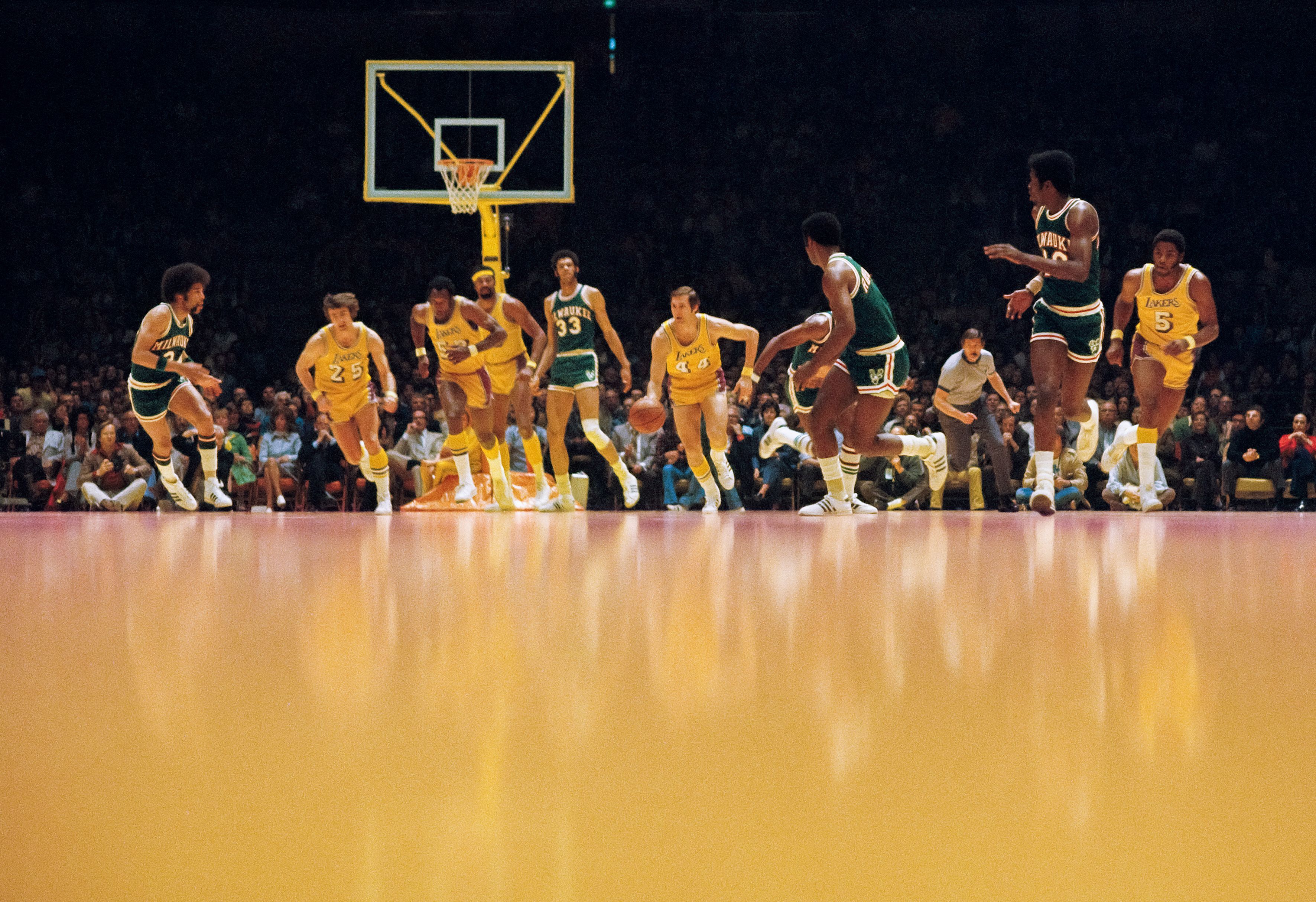 Jerry West dribbelt in einem Spiel gegen die Milwaukee Bucks.