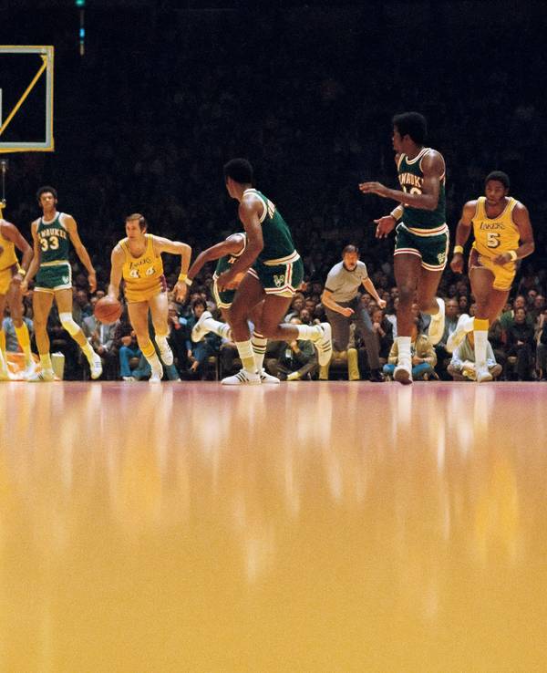 Jerry West dribbelt in einem Spiel gegen die Milwaukee Bucks.