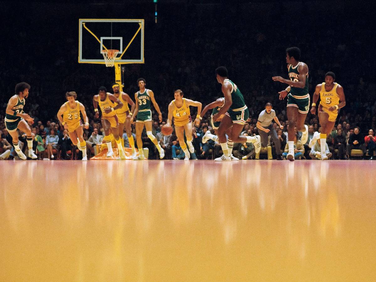 Jerry West dribbelt in einem Spiel gegen die Milwaukee Bucks.