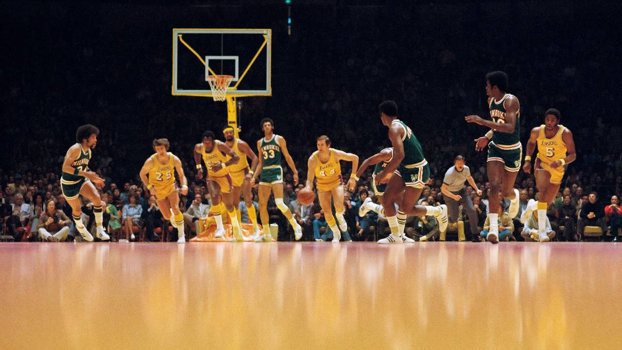 Jerry West dribbelt in einem Spiel gegen die Milwaukee Bucks.