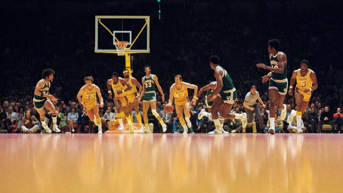 Jerry West dribbelt in einem Spiel gegen die Milwaukee Bucks.